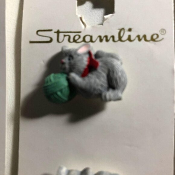 12 Buttons Streamline Sewing Buttons Cat Playing With Yarn Handpainted #3602-1 - Picture 2 of 2